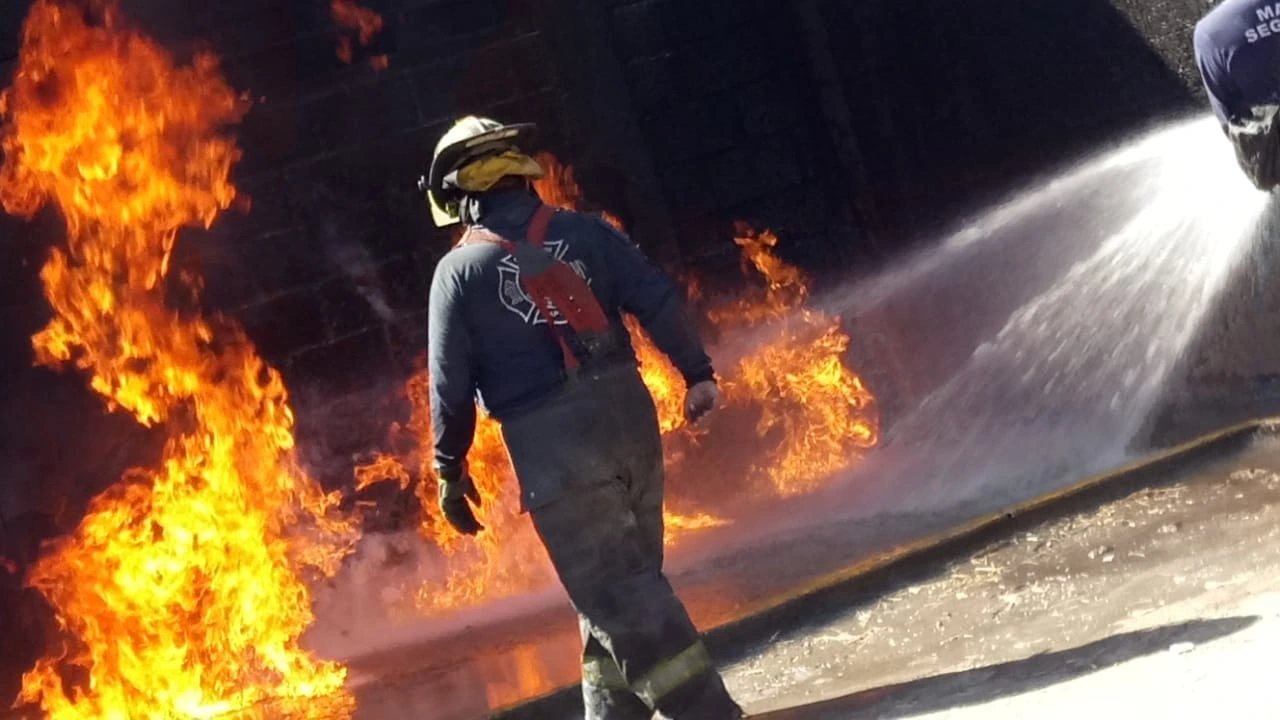 Combate de incendio en campo