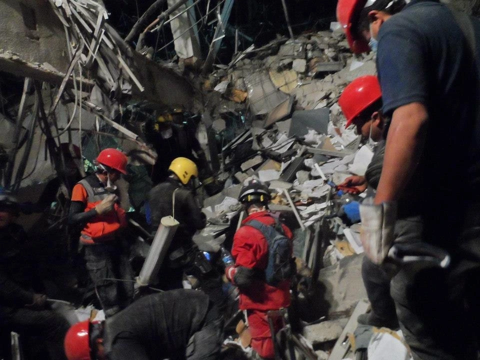 Rescate entre escombros tras sismo